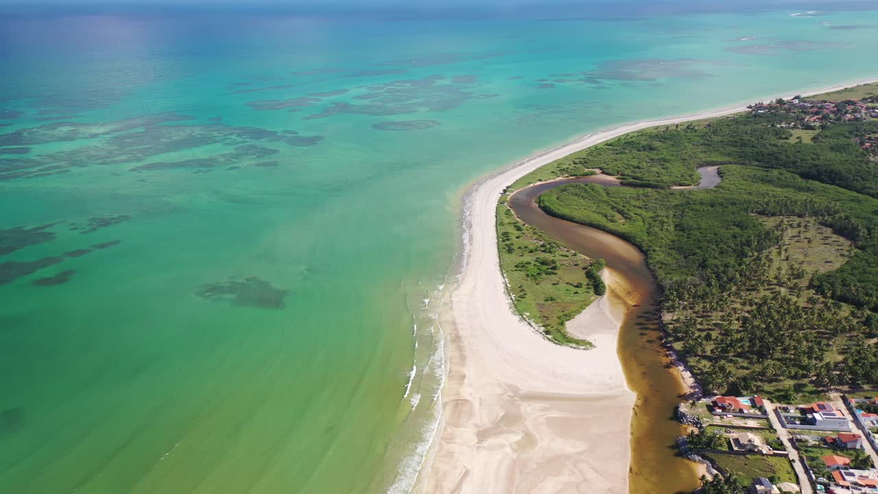 브라질 알라고아스 (alagoas) 의 스트리트 포르토 비치 (street porto beach) 의 드론 뷰
