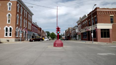 Antiguo-Semáforo-De-Cuatro-Vías-En-El-Centro-De-Toledo,-Iowa,-Con-Vídeo-Estable-Y-Plano-Amplio.