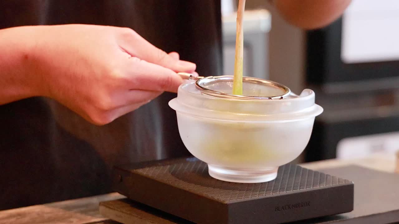 la preparación del té matcha