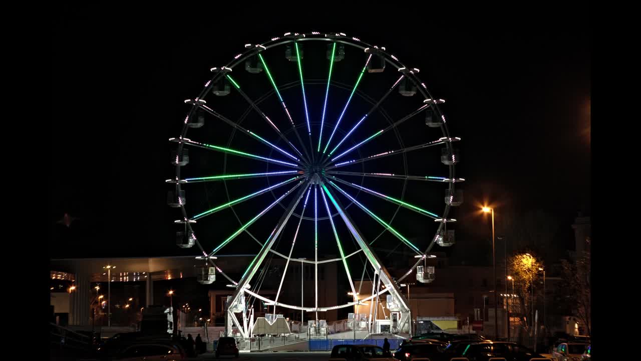 마테라 역의 광장에 있는 페리스