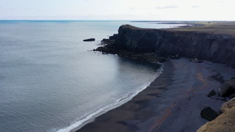 Mujer-De-Pie-Frente-A-Los-Acantilados-En-Islandia