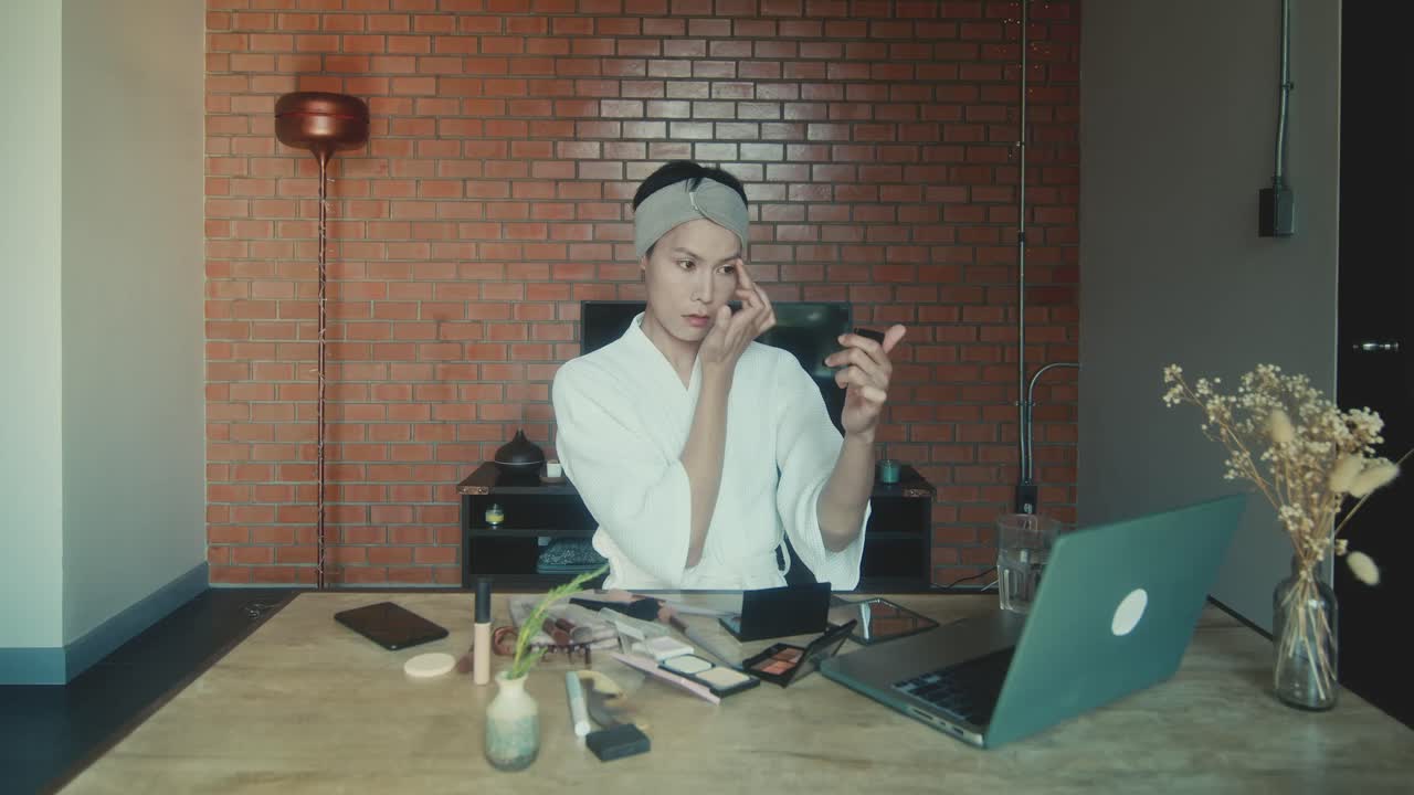 집 에서 메이크업 을 하는 여자