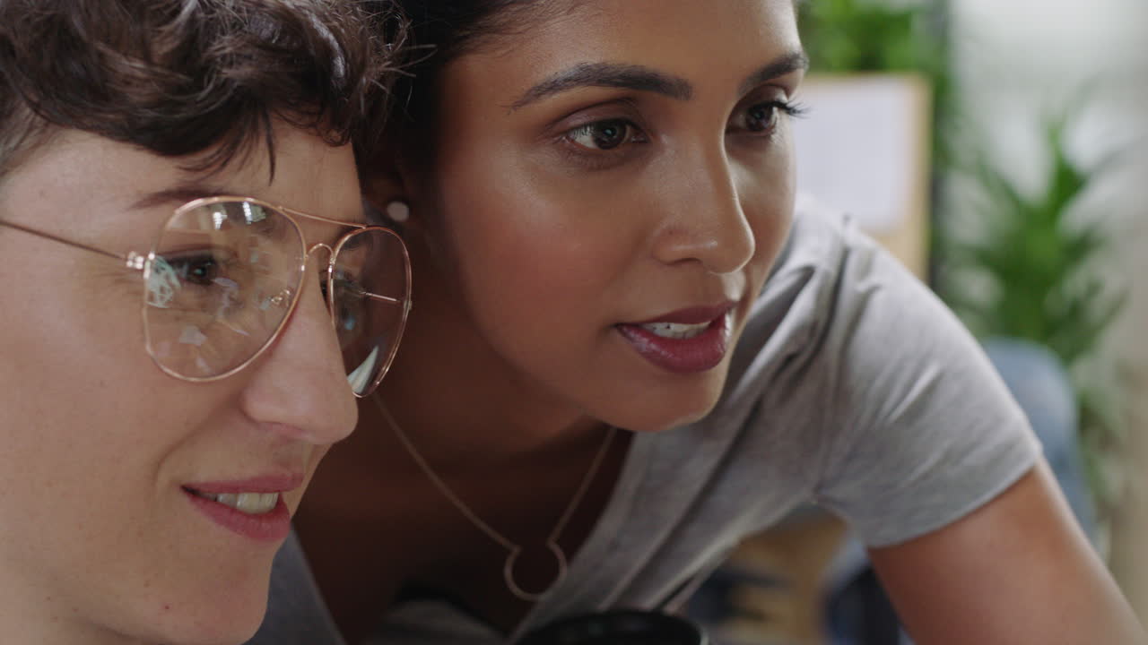 mujeres de negocios creativas ingenieras diseñan cúpula geodésica modelo 3d líder de equipo indio mujer entrenando colega en software informático en la oficina de inicio diseñadores compartiendo proyecto de desarrollo de cerca