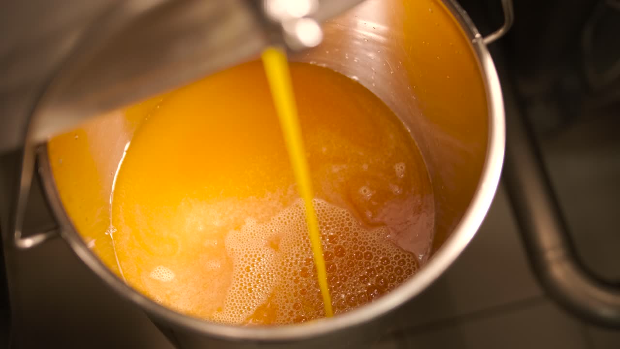 Tuorli d'uovo in lavorazione