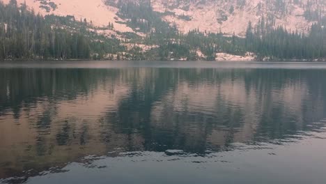 Lake-and-mountains-view-in-Idaho's-Sawtooth-Mountain