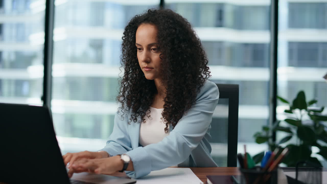 donna d'affari che cerca internet laptop up close. donna sorridente telecamera in ufficio