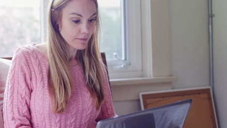 mujer usando computadora portátil en dormitorio 4k