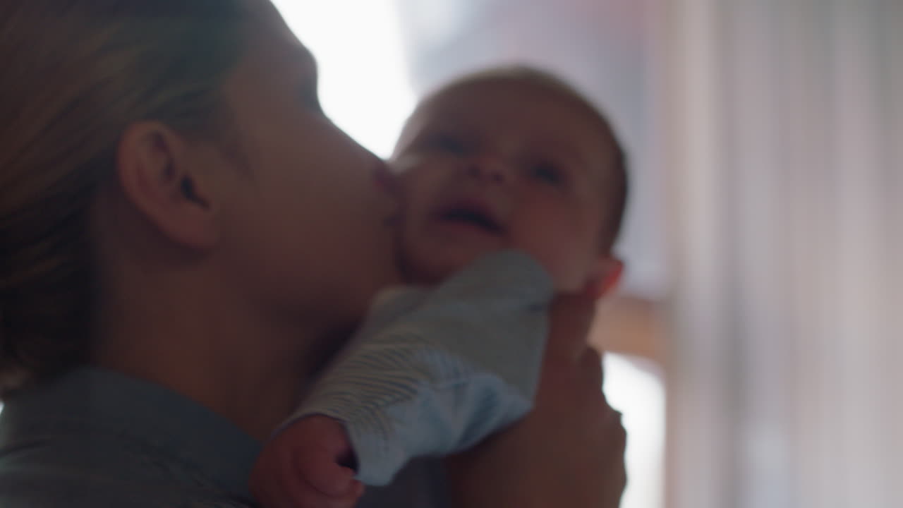 아기와 함께 행복한 어머니 아름다운 유아를 입히고 유아를 돌보는 부드러운 엄마 가정에서 아이를 키우는 어머니를 즐기고