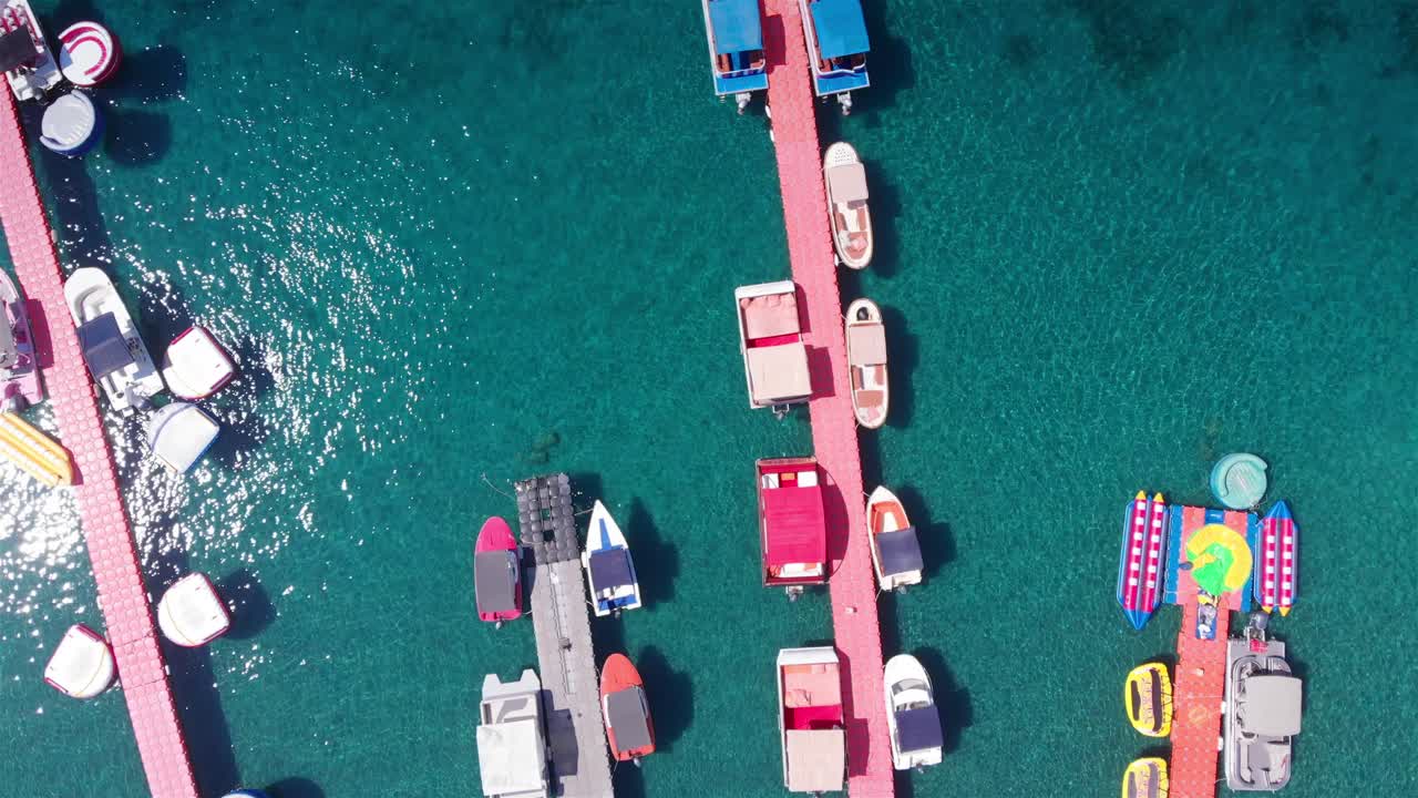 보트 와 물 활동 이 있는 활기찬 마리나 의 공중 사진