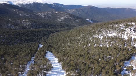 Imponente-Vista-De-La-Zona-De-La-Sierra-De-Guadarrama-En-Madrid,-España,-Con-Un-Hermoso-Bosque-Nevado