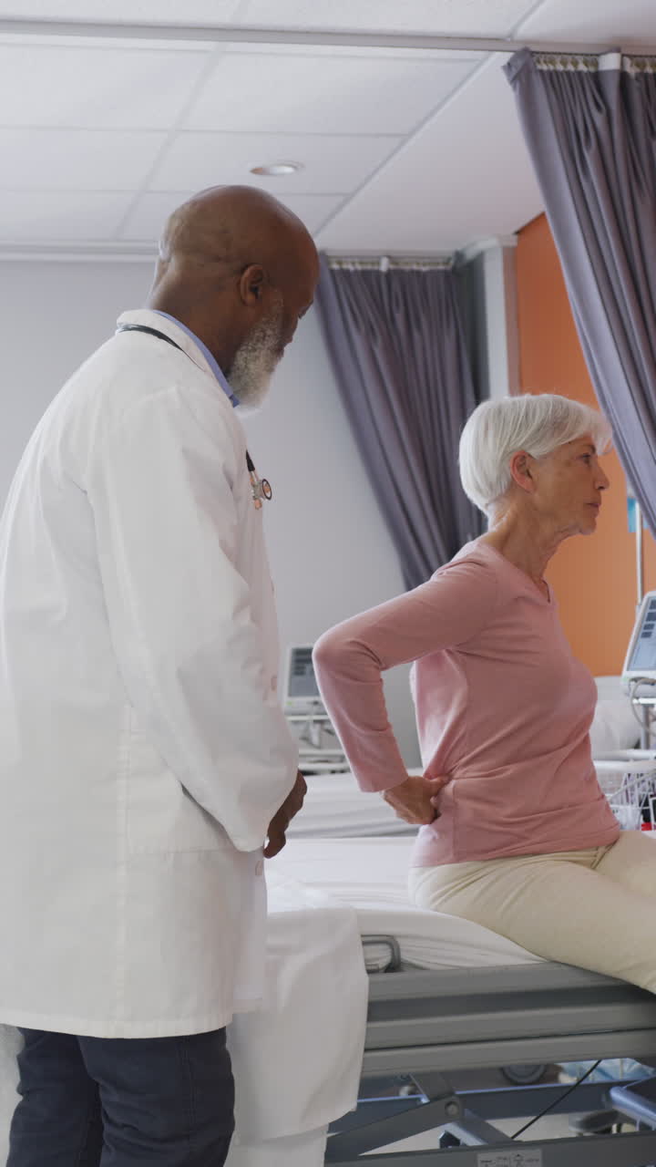 video: médico negro examina a una anciana blanca en el hospital