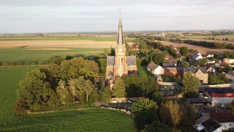 Distrito-De-Opava,-República-Checa---La-Vista-De-La-Iglesia-Jana-Krtitele-En-La-Aldea-De-Sudice---Retroceso-Aéreo