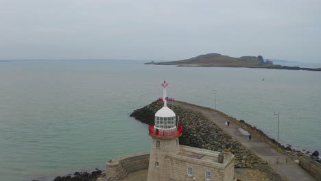 Howth-Harbour,-Leuchtturm-Und-Irlands-Auge