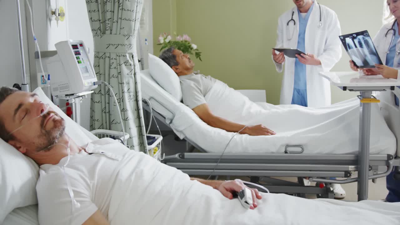 médicos consultando con un paciente en una cama de hospital 4k