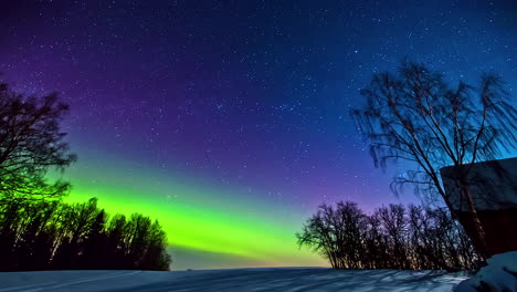 Sterne-Und-Die-Aurora-Borealis-Leuchten-Hell-Am-Nachthimmel---Winterzeitraffer