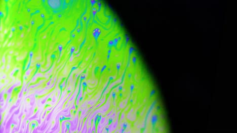 tomas estables de 4k de globos de jabón que muestran los colores del mundo macro a través de una perspectiva microscópica