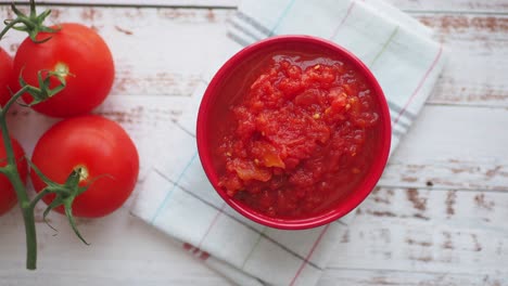 cuenco de salsa de tomate casera con tomates frescos