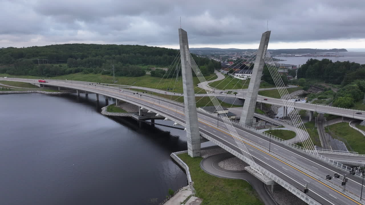 노르웨이의 고속도로 e18 도로에 있는 farrisbrua - 드론 촬영