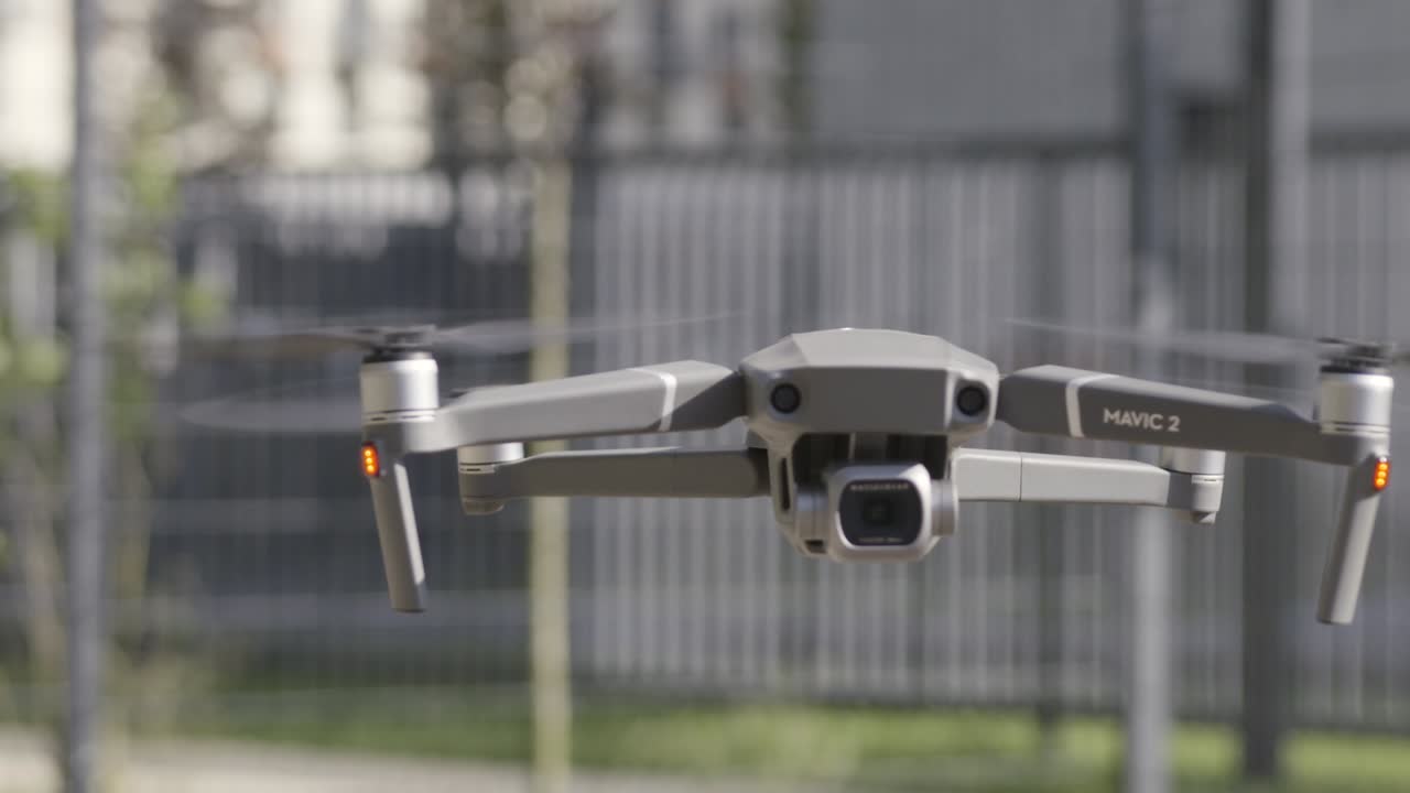 비행 중인 드론