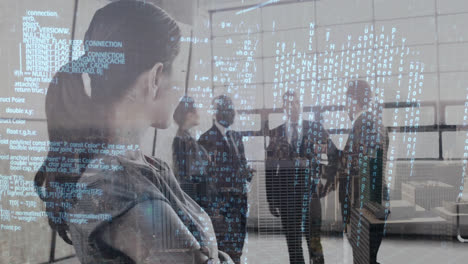 mujer de negocios observando a un grupo de personas de negocios en una oficina