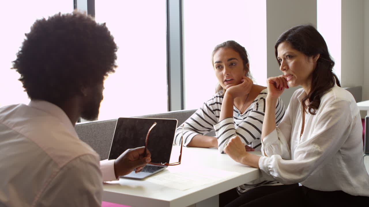 madre e hija se reúnen con un maestro masculino filmado en r3d