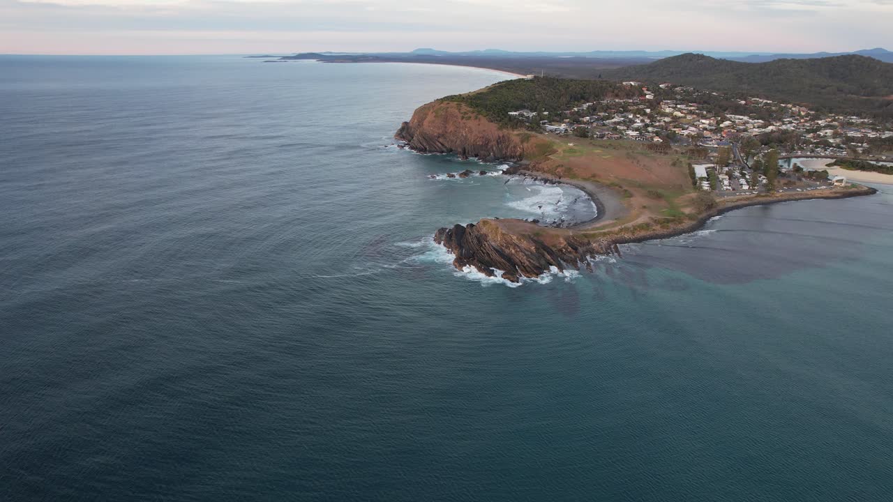 cabeza de media luna - playa de goolawah - playa de guijarros - nueva gales del sur - nsw - australia - toma aérea - revelación lenta