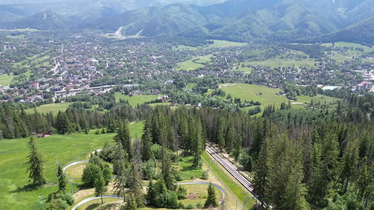 vista aérea del ferrocarril funicular de gubalowka sobre la ciudad de zakopane, polonia