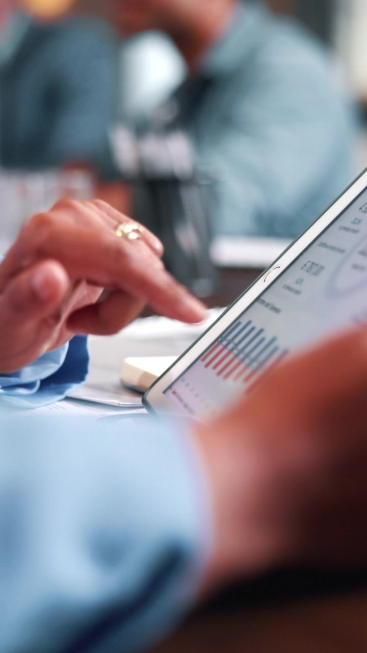 Erhvervsprofessionel analyserer finansielle data på tablet