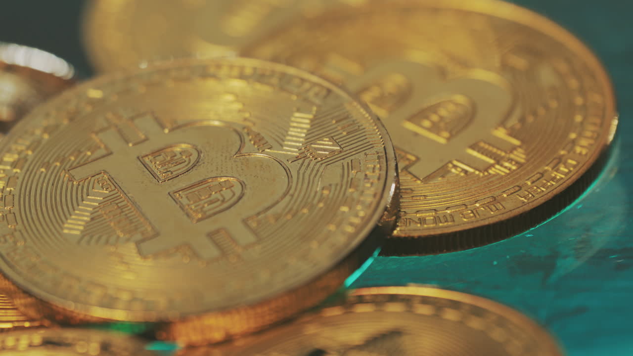 primer plano de las monedas de bitcoin