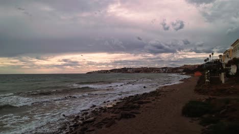 Drone-Volando-Hacia-Adelante-En-La-Playa-En-Un-Día-Nublado