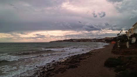 drone volando hacia adelante en la playa en un día nublado