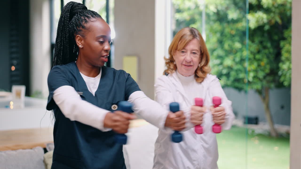 mujer mayor y cuidadora haciendo ejercicios con pesas en casa