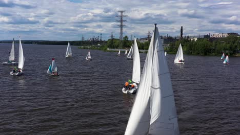 competición de vela en un lago