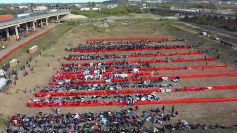 Agentes-De-La-Patrulla-Fronteriza-Dan-La-Bienvenida-A-Inmigrantes-Indocumentados-En-Eagle-Pass,-Texas,-Junto-Al-Río-Grande.