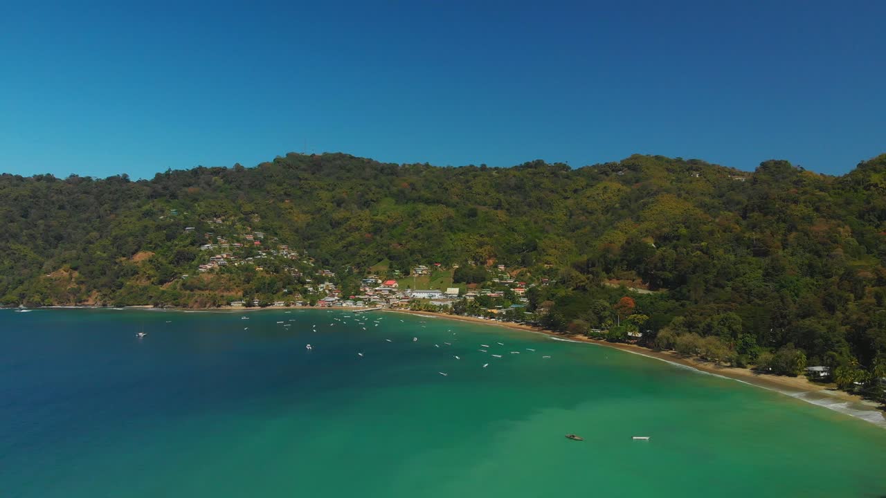 Filmagem aérea da Baía Man o' War com a Baía do Pirata ao fundo na vila de pescadores de Charlotteville, Tobago