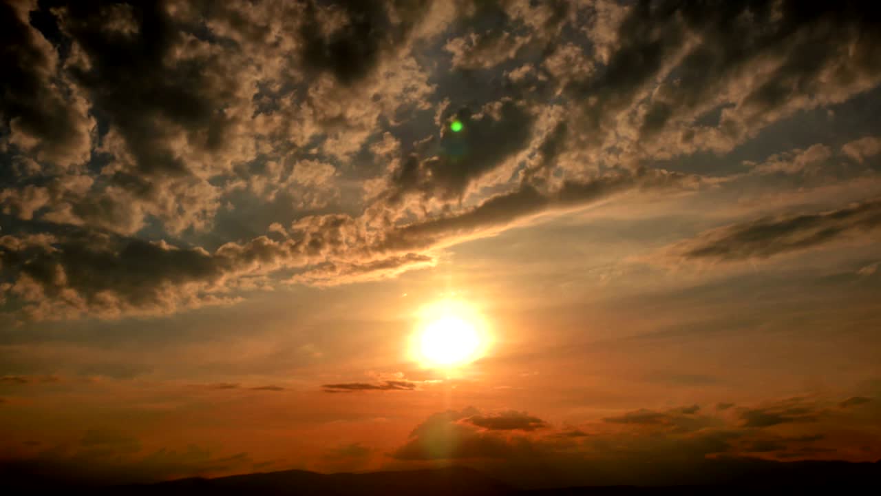 panorama dorado del atardecer con lapso de tiempo 4k