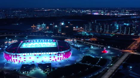 Nachtluftaufnahme-Eines-Autobahnkreuzes-Und-Des-Fußballstadions-Spartak-Moskau-Otkritie-Arena