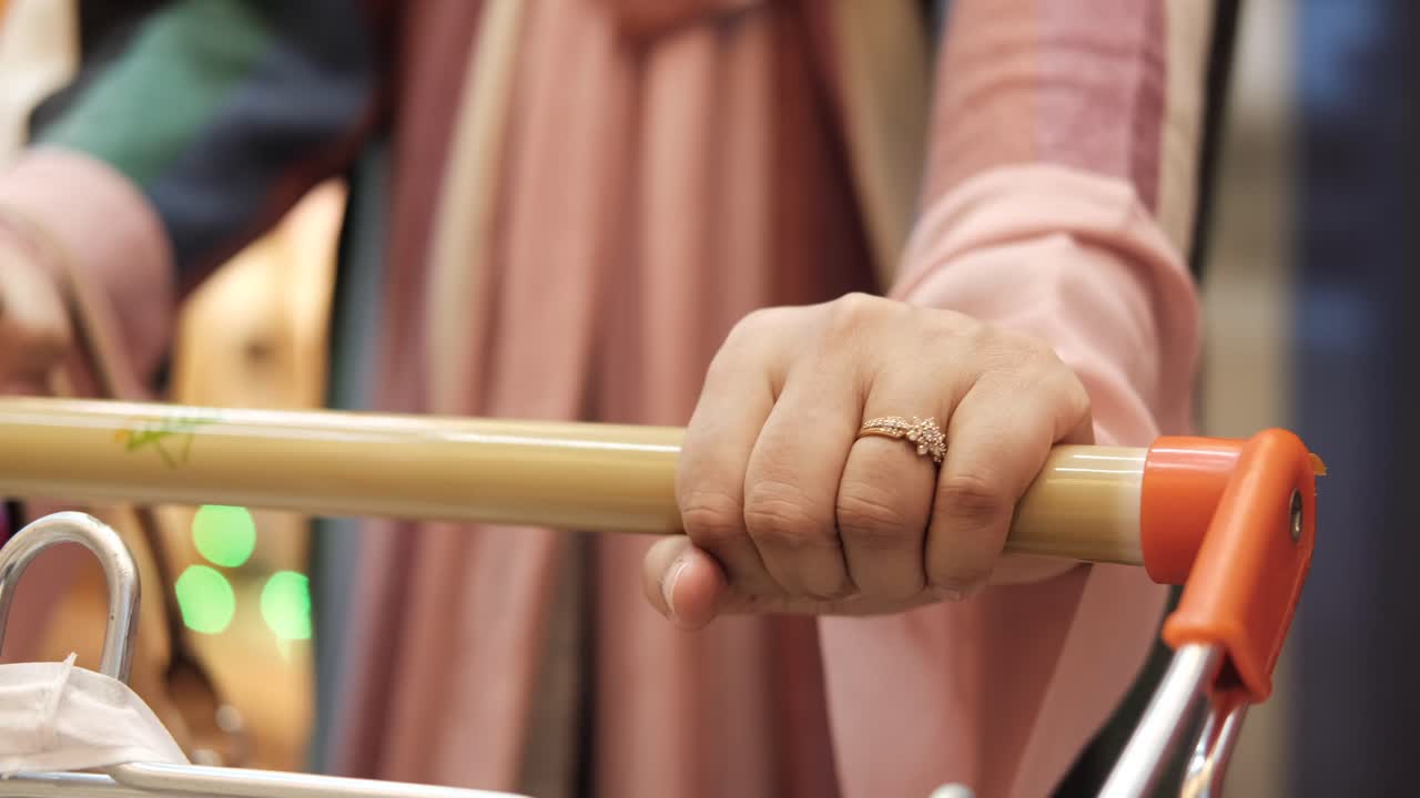 mujer empujando un carrito de compras