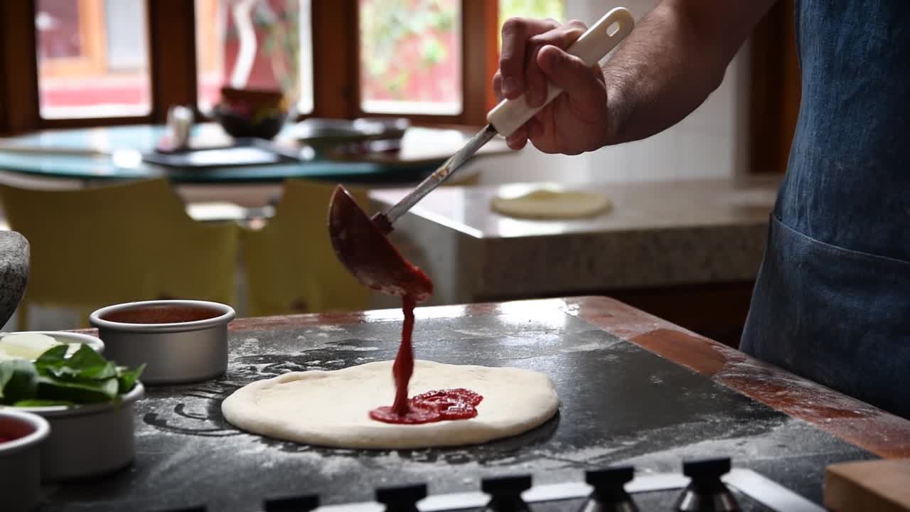 생 사워도우 집에서 만든 피자에 살사를 붓는 요리사