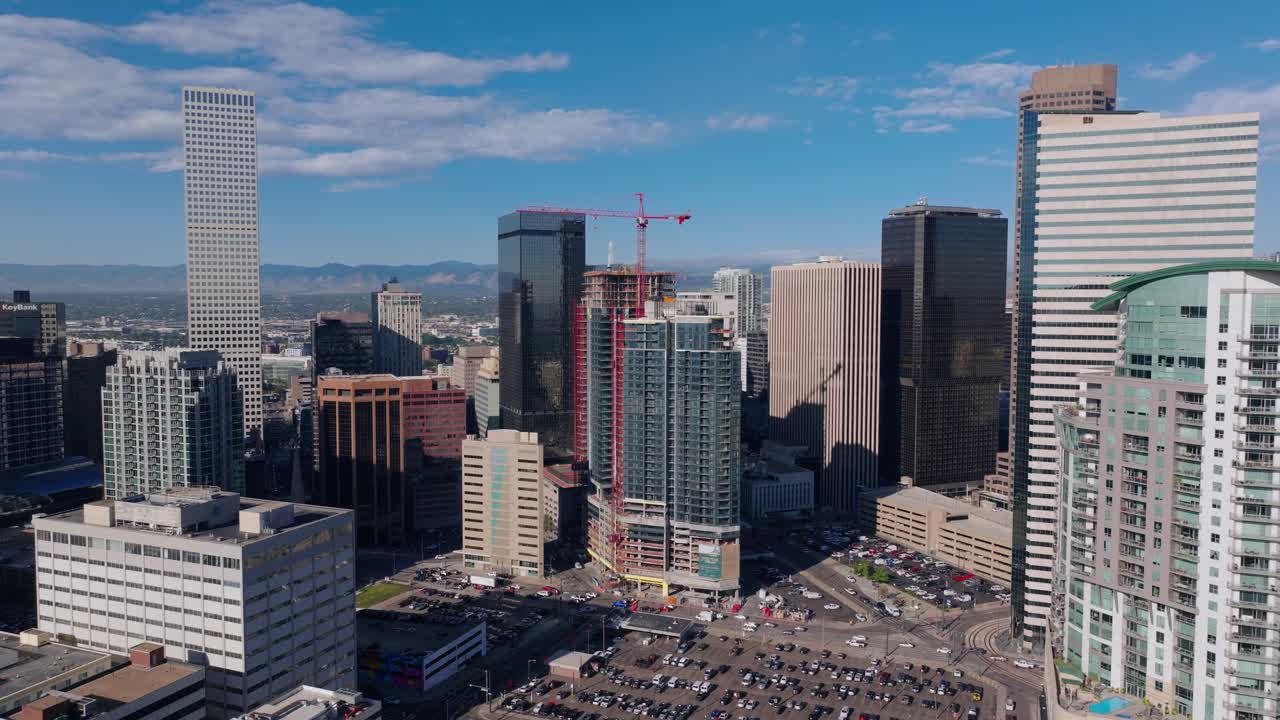Orbita aerea stabilizzante di cantieri e parcheggi vicino a grattacieli per uffici e edifici in vetro a Denver