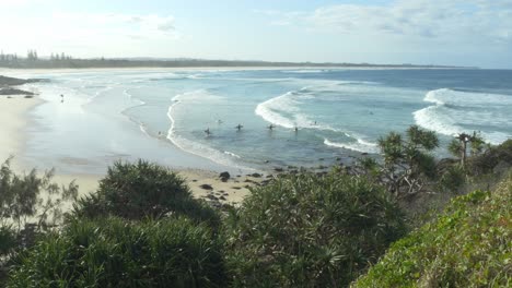 surfistas y playa en cabarita, nueva gales del sur, australia - toma estática