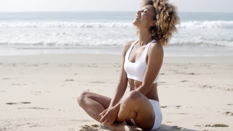 Mujer-Meditando-En-La-Playa-En-Posición-De-Loto.