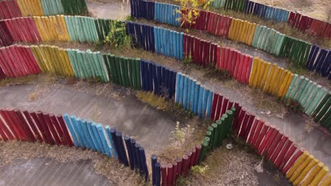 Detalles-De-Coloridos-Postes-De-Madera-Del-Laberinto-Del-Parque-Infantil