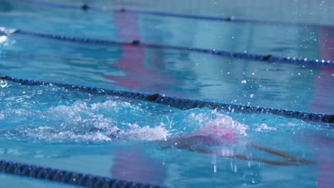 Nadadores-Entrenando-En-Una-Piscina