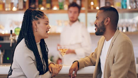 Una-Pareja-Joven-Tomando-Una-Copa-En-Un-Bar