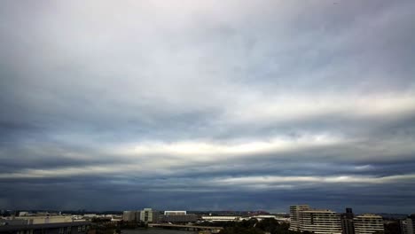 lapso de tiempo de día nublado sobre el aeropuerto de sydney antes de la lluvia y la tormenta