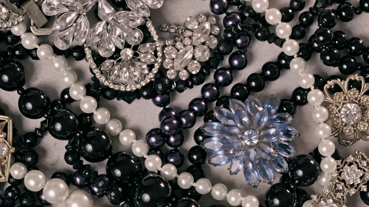 hermosas joyas de moda y vintage con piedras preciosas brillantes, perlas y diamantes para mujeres