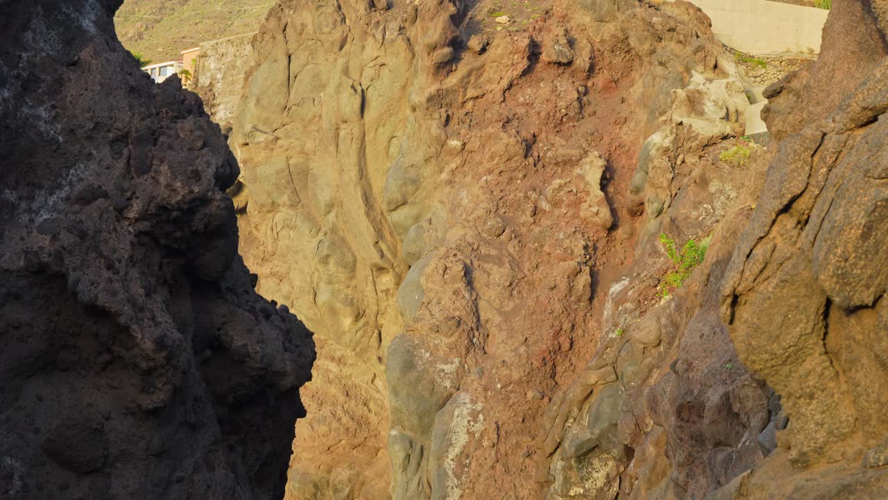 pan entre los acantilados de basalto de tenerife al paseo marítimo y la casa con vistas al océano