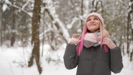 outdoor close up portrait of young beautiful happy smiling girl wearing white knitted beanie hat, scarf and gloves. model posing in street. winter holidays concept.