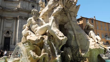 Detalle-De-Una-De-Las-Estatuas-De-La-Fuente-De-Los-Cuatro-Ríos,-Que-Representa-El-Río-Ganges,-Roma,-Italia